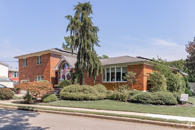 Some homes in Huguenot have beautiful landscape architecture.