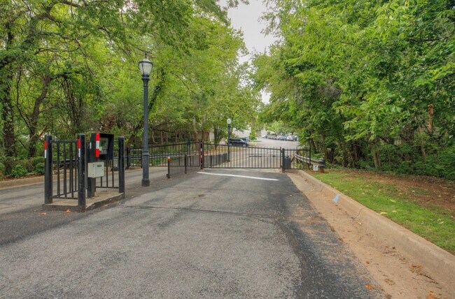 825 Red Bird Ln unit 825D, Norman, OK 73072 - photo 5