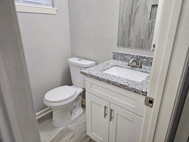 9806 Thrush St, La Porte, TX 77571 - photo 2