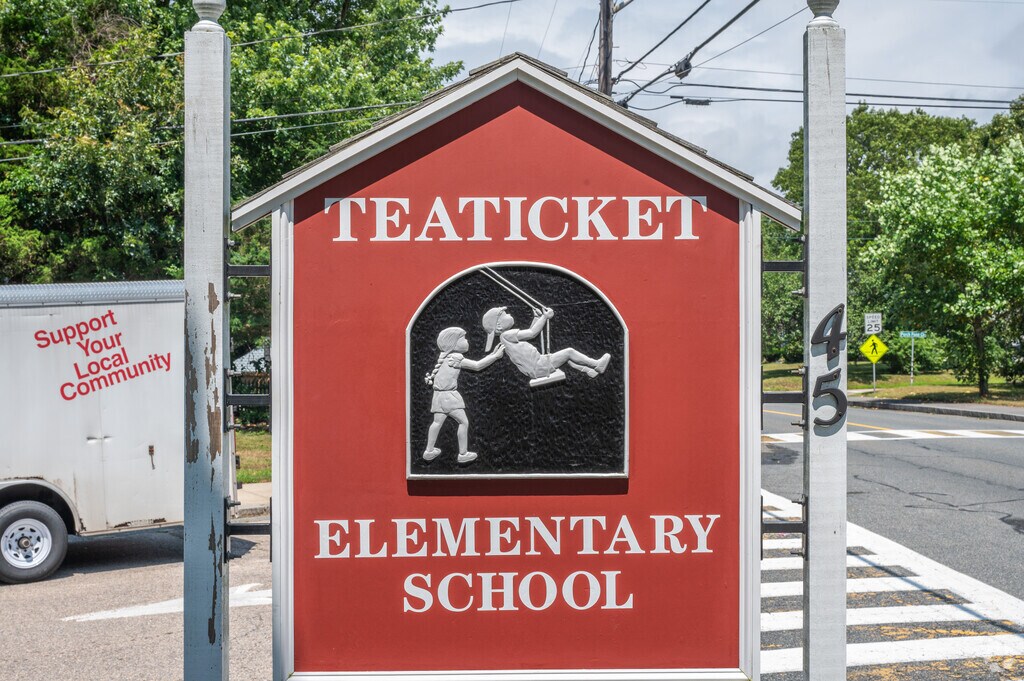 Teaticket Elementary School host students from kindergarten to 4th grade.