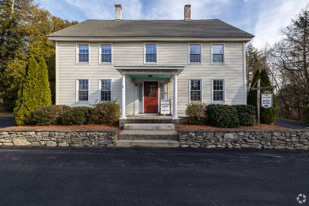 The Maple Dene & Moppet School is a preschool and kindergarten located in Pepperell.