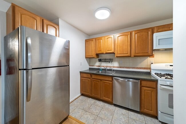 236 Christopher Columbus Dr, Jersey City, NJ 07302 - photo 7