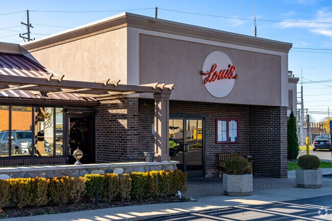 Louis' Chop House is an excellent restaurant for a date or for entertaining clients.