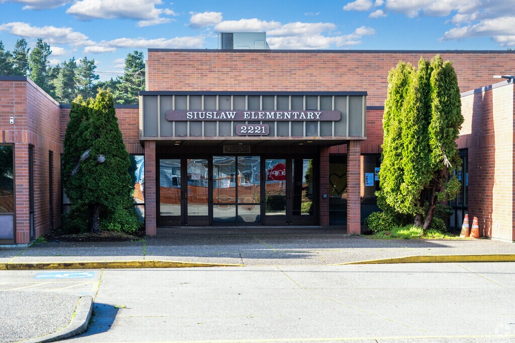 Siuslaw Elementary School serves grades K-5 in Florence, Oregon.
