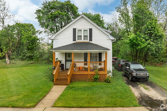 Covered porches are a common feature of homes in Metawanne Hills.