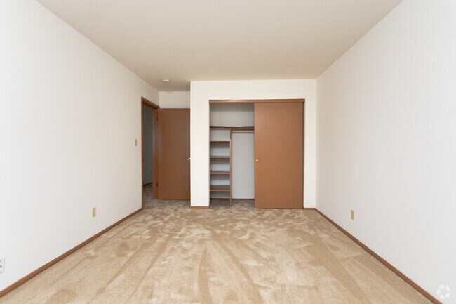 Whitnall Gardens Apartments, Hales Corners, WI 53130 - photo 4