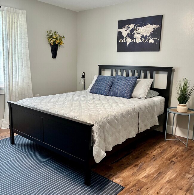 Queen/Master Bedroom