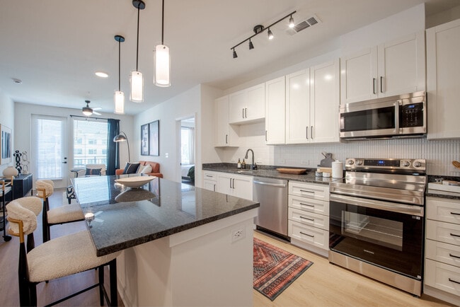 Taryn at 401, Raleigh, NC 27603 - photo 2