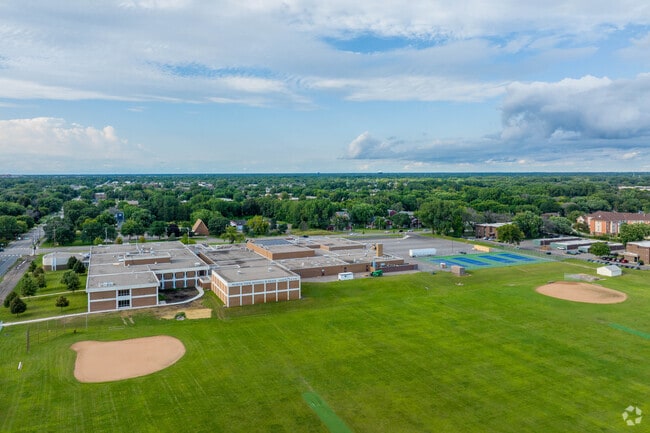 North View Middle School offers support with 47 full-time teachers and 3 full-time counselors.