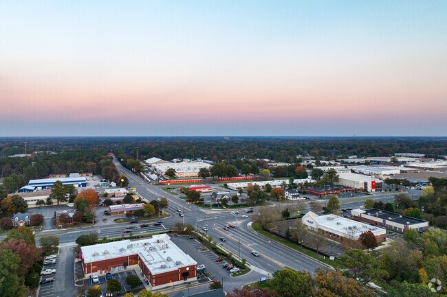In Laurel you are never very far away from shopping and lively places to eat.