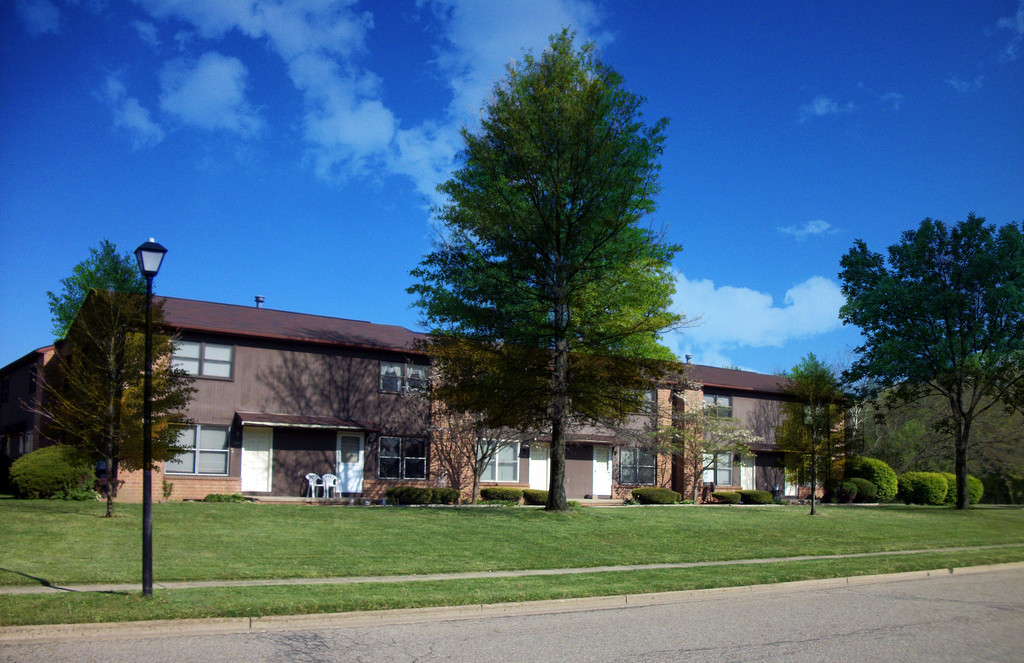 Chapel Square Townhomes - 400-508 Woodmoor St, Louisville, OH | Homes.com