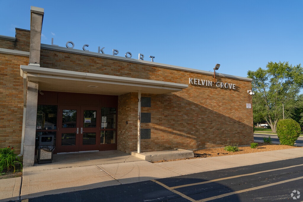 Kelvin Grove Jr High School building in Lockport.