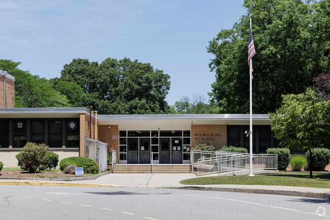 Memorial Elementary School gets a grade of A- from Niche.