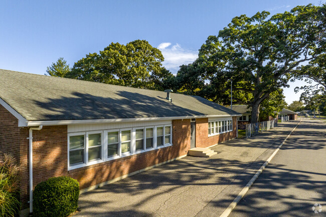 Unqua Elementary School in East Massapequa has 478 students in grades K-5 with a ratio of 11:1.