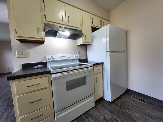 220 Heritage Cir, Bucyrus, OH 44820 - photo 2