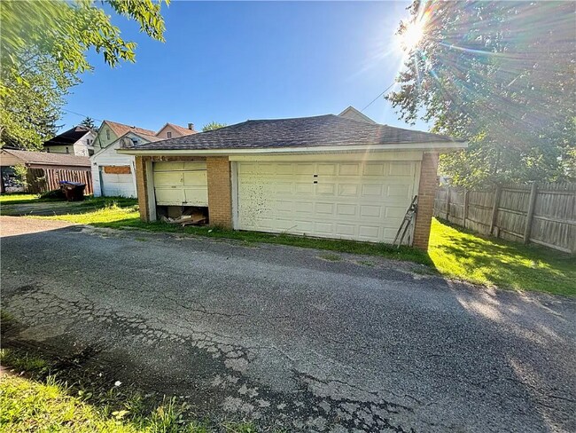 647 Spruce Ave, Sharon, PA 16146 - photo 4