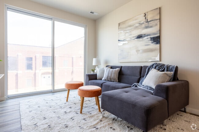 1BR, 1BA - 710SF - Living Room