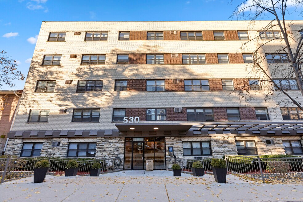 530 W Aldine Ave unit 409, Chicago, IL 60657 - photo 1
