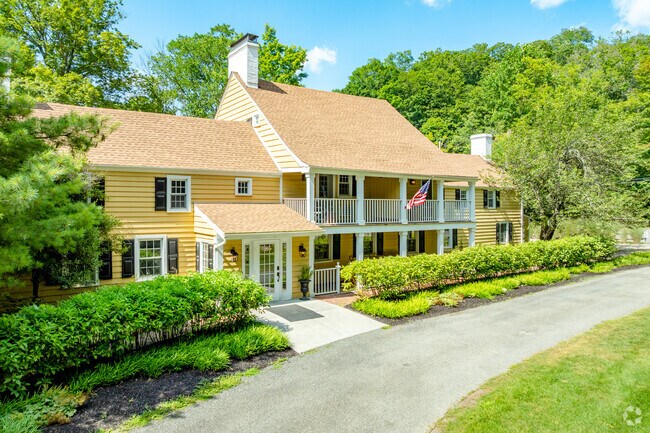 The Bird & Bottle Inn blends colonial architecture with outdoor dining near Philipstown.