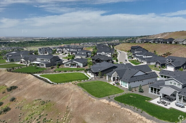 You’ll love the cliffside views overlooking the valley from homes in Harris Ranch.