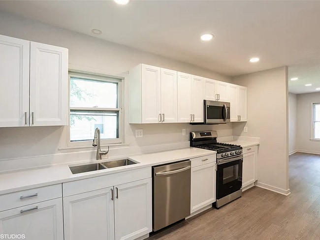 3215 E 8th St, Des Moines, IA 50316 - photo 3