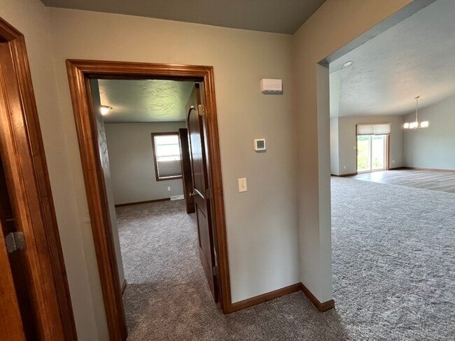 bedroom2-entrance-side-passage