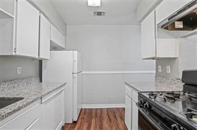 Ennis Place Apartments: Leasing Specials! Great location & Upgrades!, Ennis, TX 75119 - photo 3