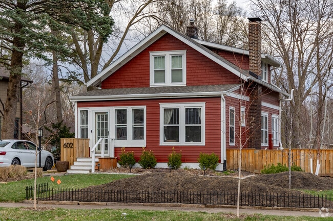 Bungalows in various styles can be found throughout South Campus Area.