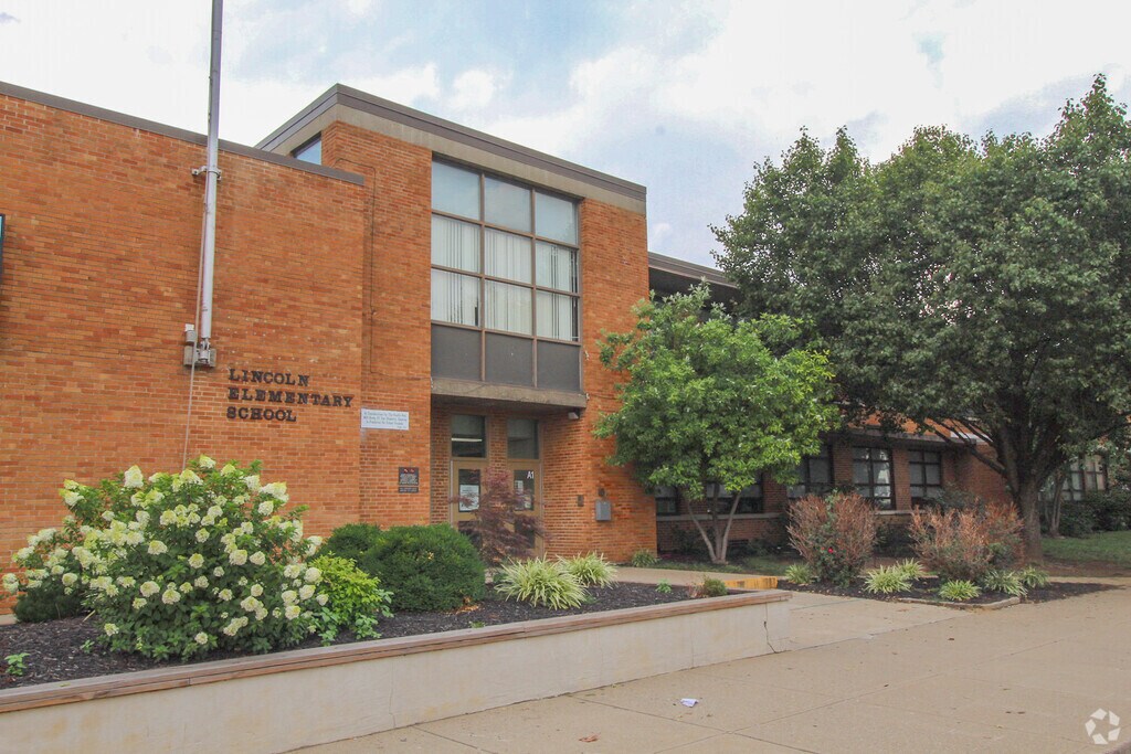 Lincoln Elementary School front entrance in Campbell County.