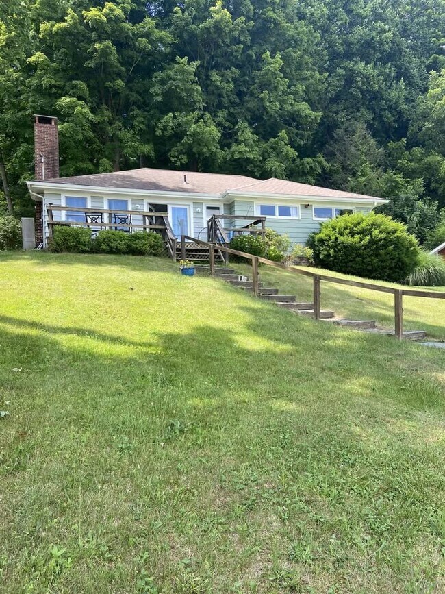 4 Candlewood Knolls Rd, New Fairfield, CT 06812