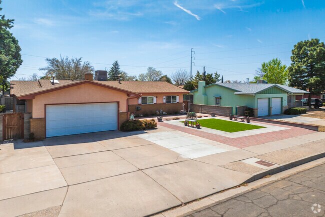 Ranch-style homes with stucco and brick are most common in Bellehaven.