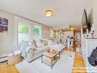 21 Town Hill St Unit 1, Quincy, MA 02169