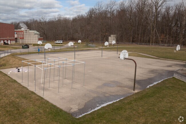 Kraft Meadows Intermediate School, Basketball courts.