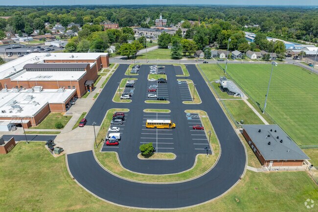 Paducah Middle School has ample parking for teachers and parents in Paducah.