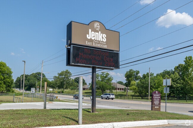Jenks East Elementary is for grades k-4 in the Ridge Pointe Neighborhood.
