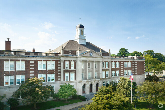 Mamaroneck High School is the pride of Larchmont/Mamaroneck's education.