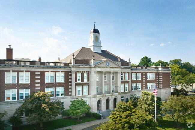Mamaroneck High School is the pride of Mamaroneck Town's education.