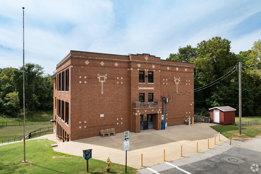 Jefferson Elementary School focuses on core subjects like English.
