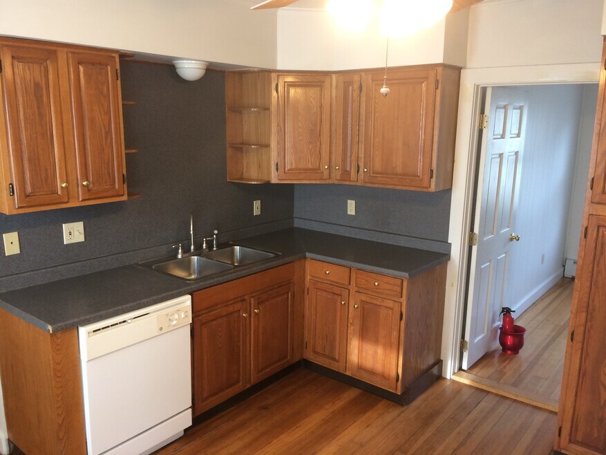 97 Mawney St unit 2, East Greenwich, RI 02818 - photo 1