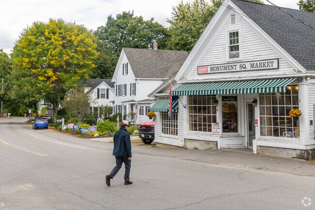 Monument Square Market is located in the heart of the Hollis offering delicious lunch items.