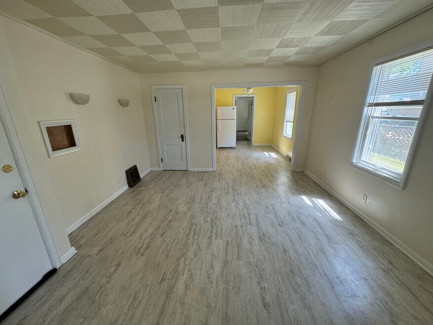 410 N 4th St unit 410.5, Dekalb, IL 60115 - photo 1