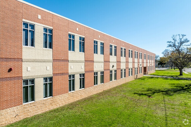 Clute Intermediate School earns a B- rating from niche.com.