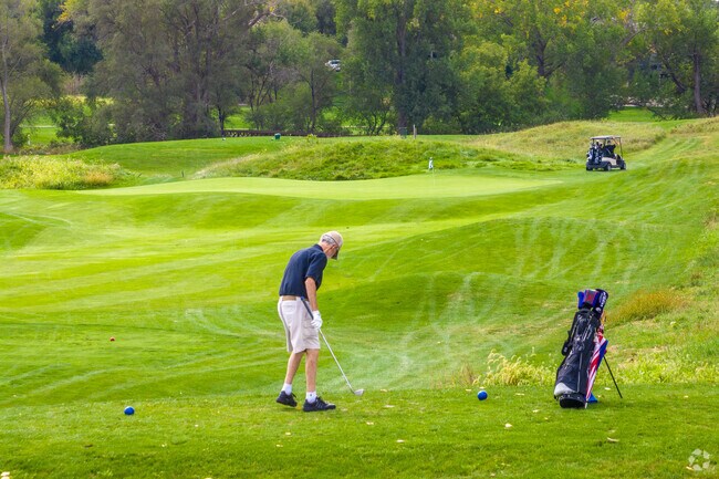 Nearby golf courses include the par-3 course at Eagle Run.