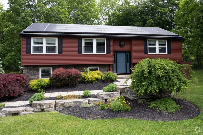 In Milan you can find well kept split level ranches.