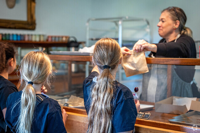 The staff at White Barn Bakery are kind and welcoming in East Hawthorn Woods.