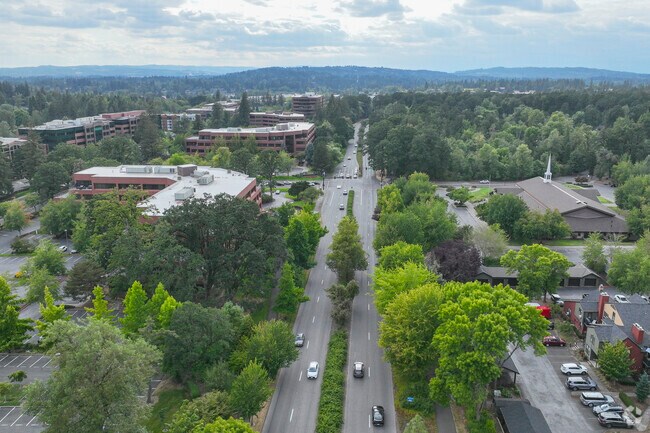 Kruse Way is a wonderful way to get around that Waluga neighborhood.