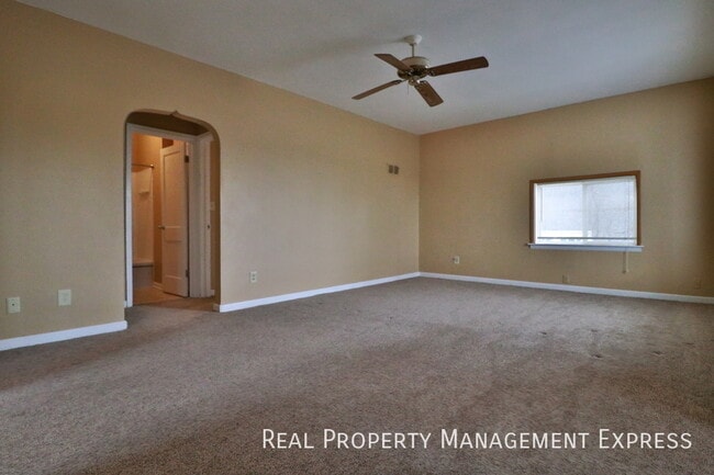 1113 W 9th St, Sioux Falls, SD 57104 - photo 2