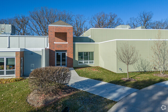 Burr Ridge Middle School has a student-teacher ratio of 10 to 1.
