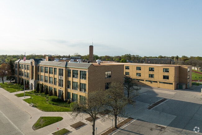 Building view of Eastpointe High School.