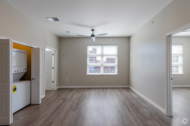 2BR, 2BA - 835SF